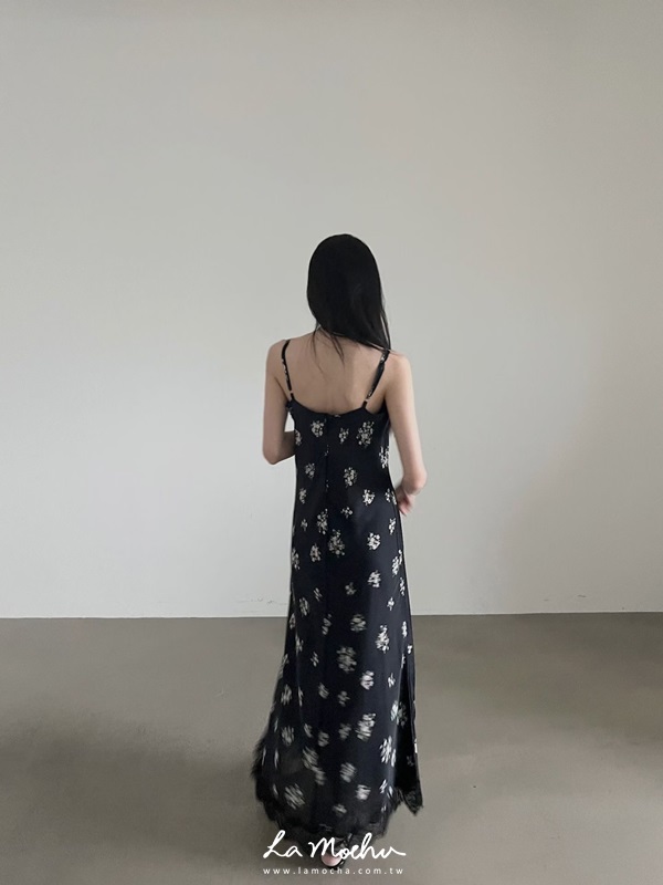 蕾絲碎花緞面洋裝(肩帶可調)
